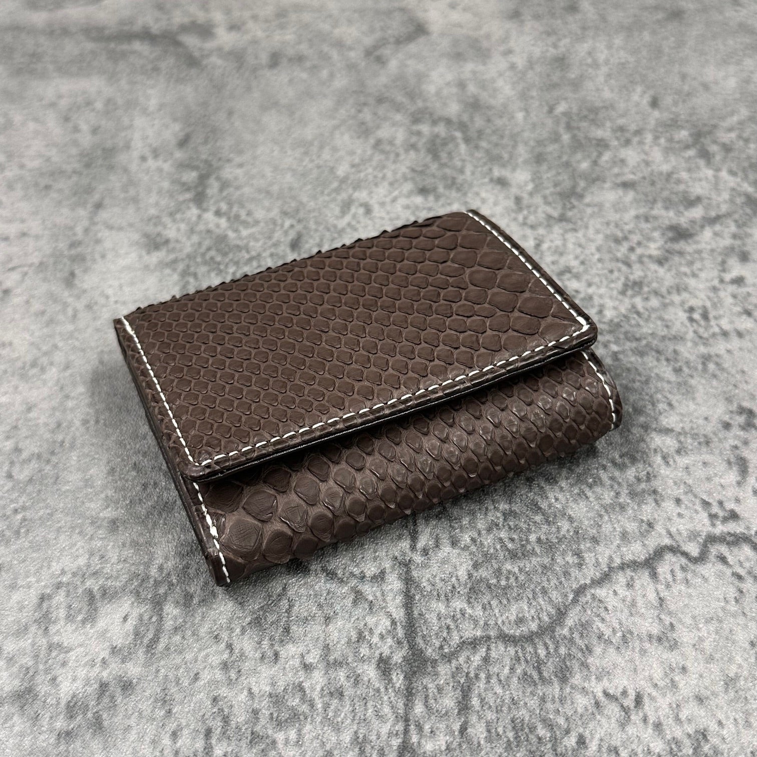 【まりあ様】モノグラム三つ折り財布 ブラウン パイソン ミニ財布(三つ折り財布) 8182 - BROWN/ブラウン – Le'sac