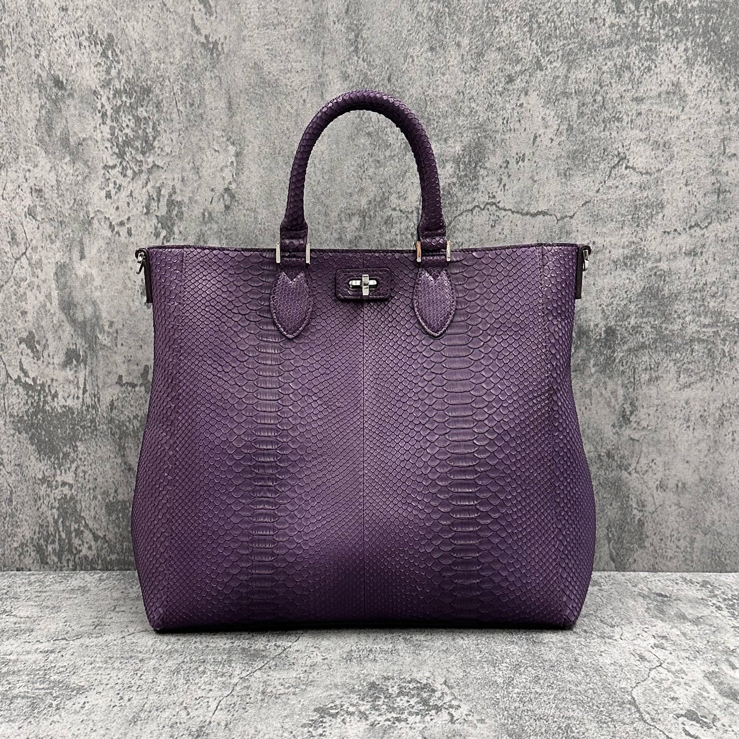 パイソントートバッグ　パイソンハギレ　ニシキヘビ　ダイヤモンドパイソン ブラックダイヤモンドパイソン 黒 蛇側 トートバッグ メンズも可