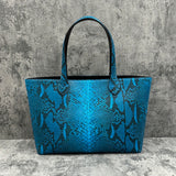 腑柄付きターコイズの蛇革トートバッグ