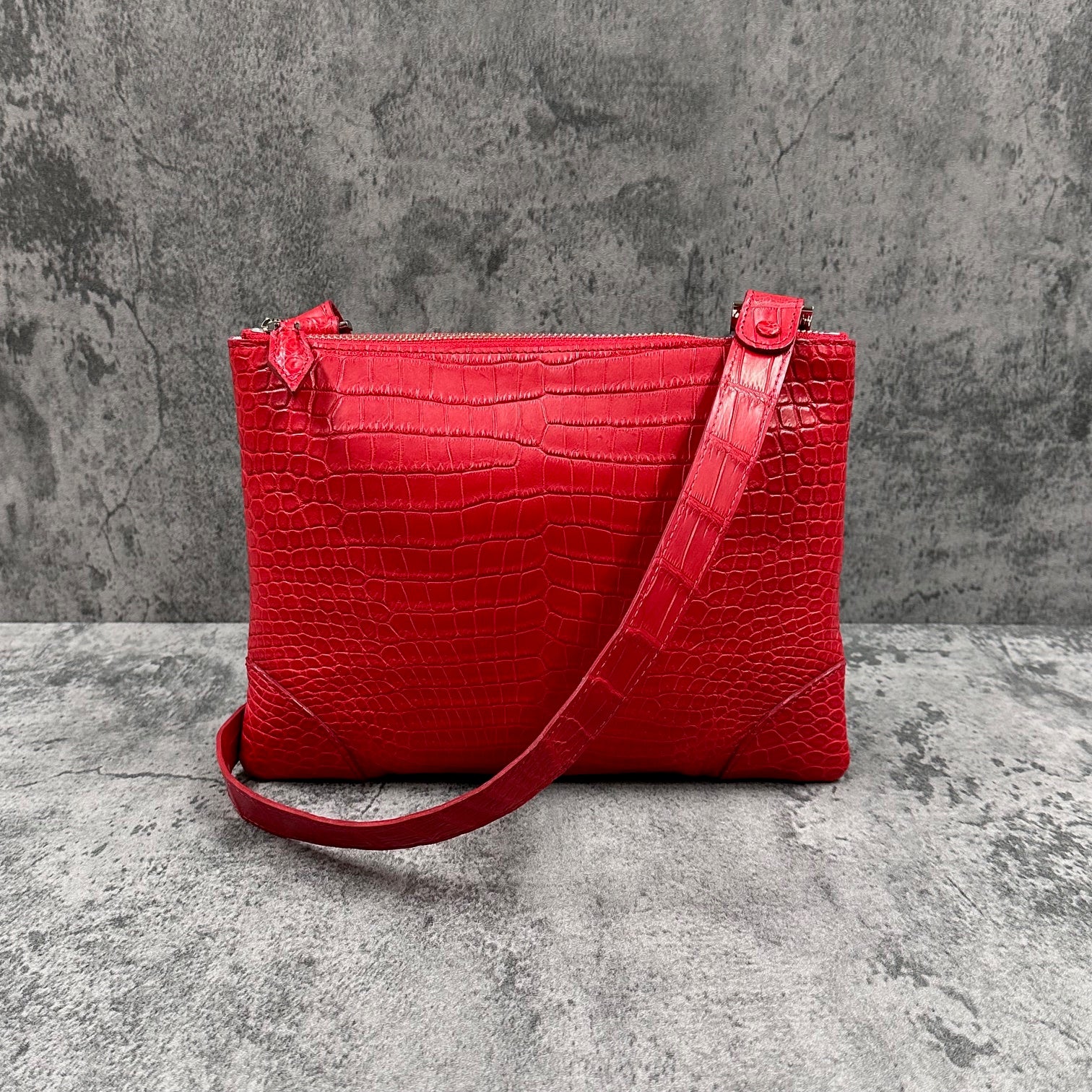 LESACクロコダイル ショルダーバッグ PEU EPAIS - NICOTINE/ニコチン