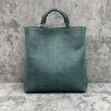 ヘビ革のトートバッグ