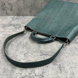 ヘビ革のトートバッグ