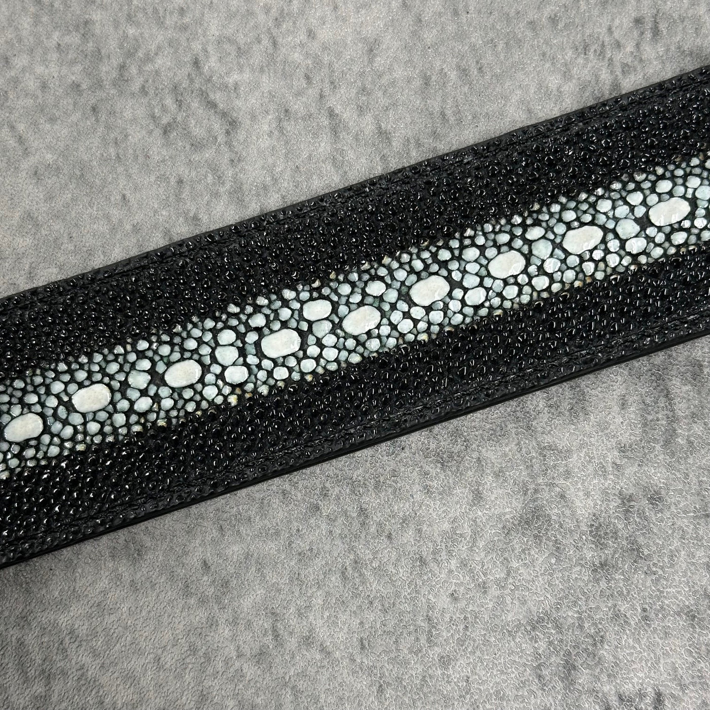 スティングレイ(ガルーシャ) 40mm連石ベルト エイ革 本革 メンズ 黒