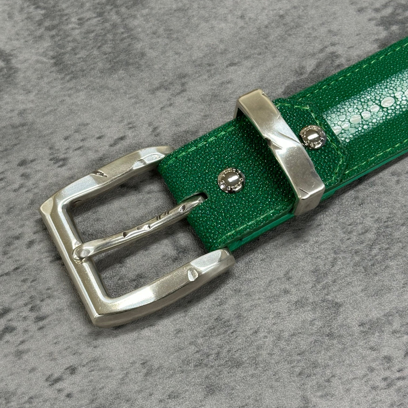 スティングレイ(ガルーシャ) 40mm連石ベルト エイ革 本革 メンズ 緑