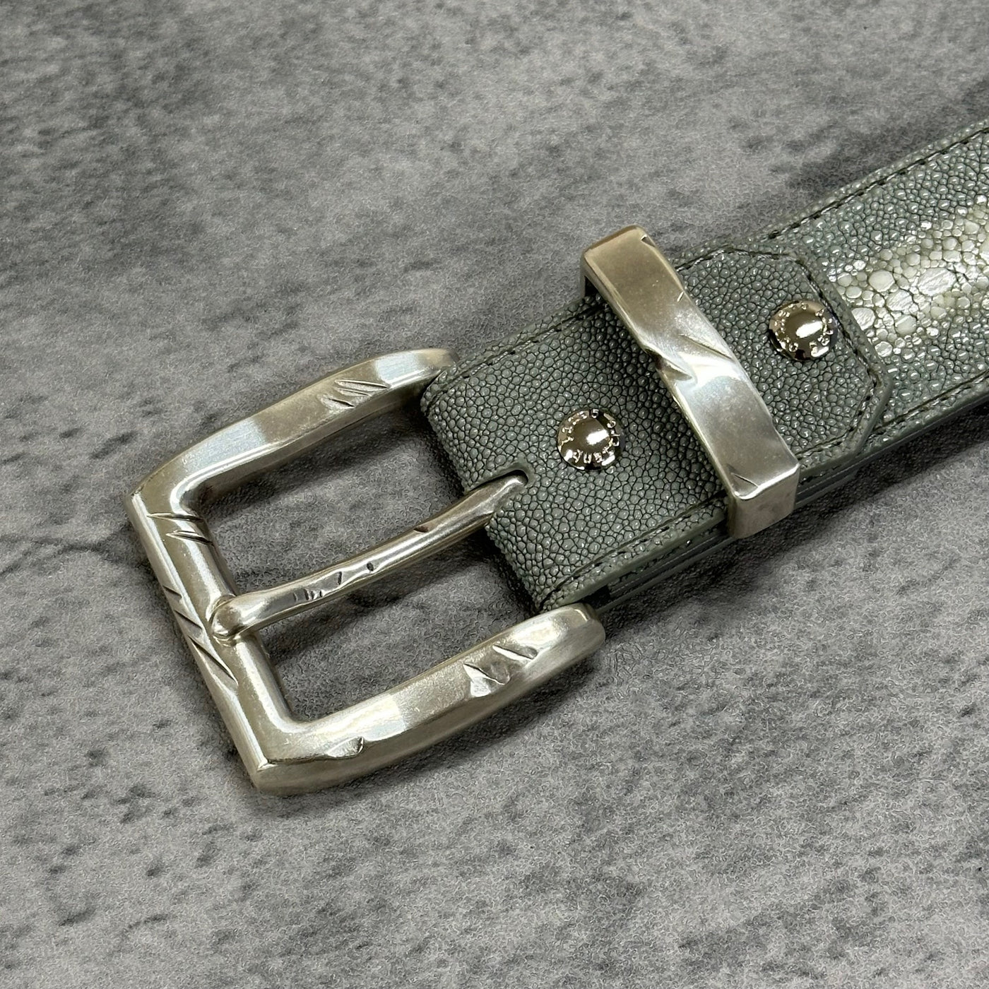 スティングレイ(ガルーシャ) 40mm連石ベルト エイ革 本革 グレー 品番