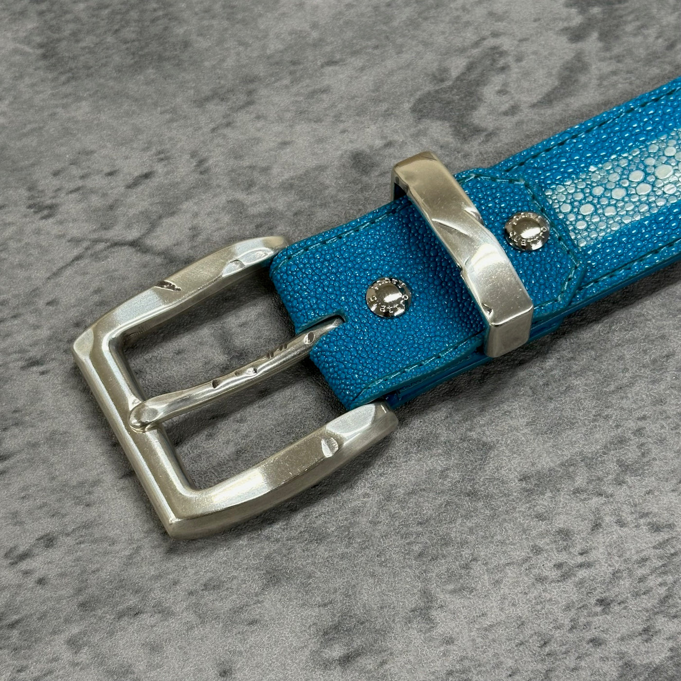 スティングレイ(ガルーシャ) 40mm連石ベルト エイ革 本革 メンズ 水色