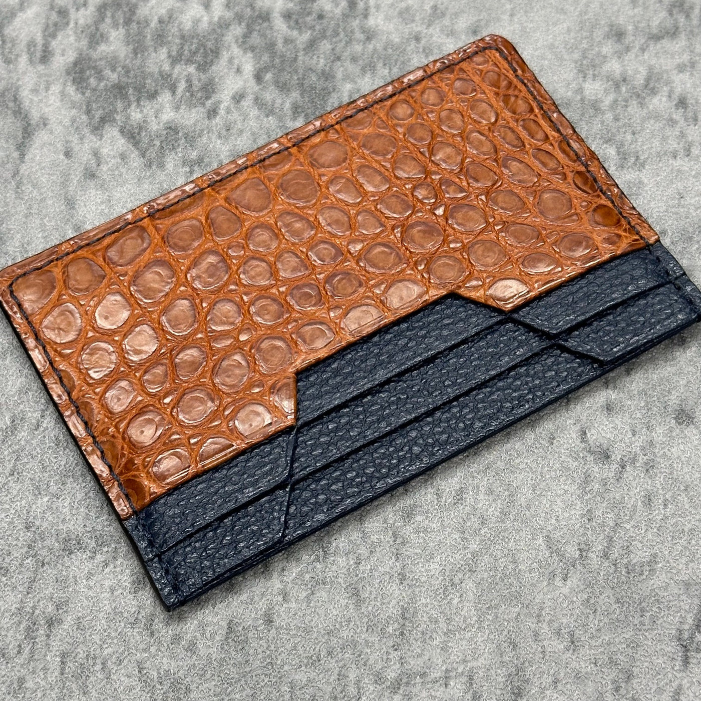 カーボン仕様クロコダイルデザイン ブラウンcolor ブレイク&ジャンプキュー クロコダイル 長財布 ギャルソン ブラウン 茶 腹部 一枚革 センター