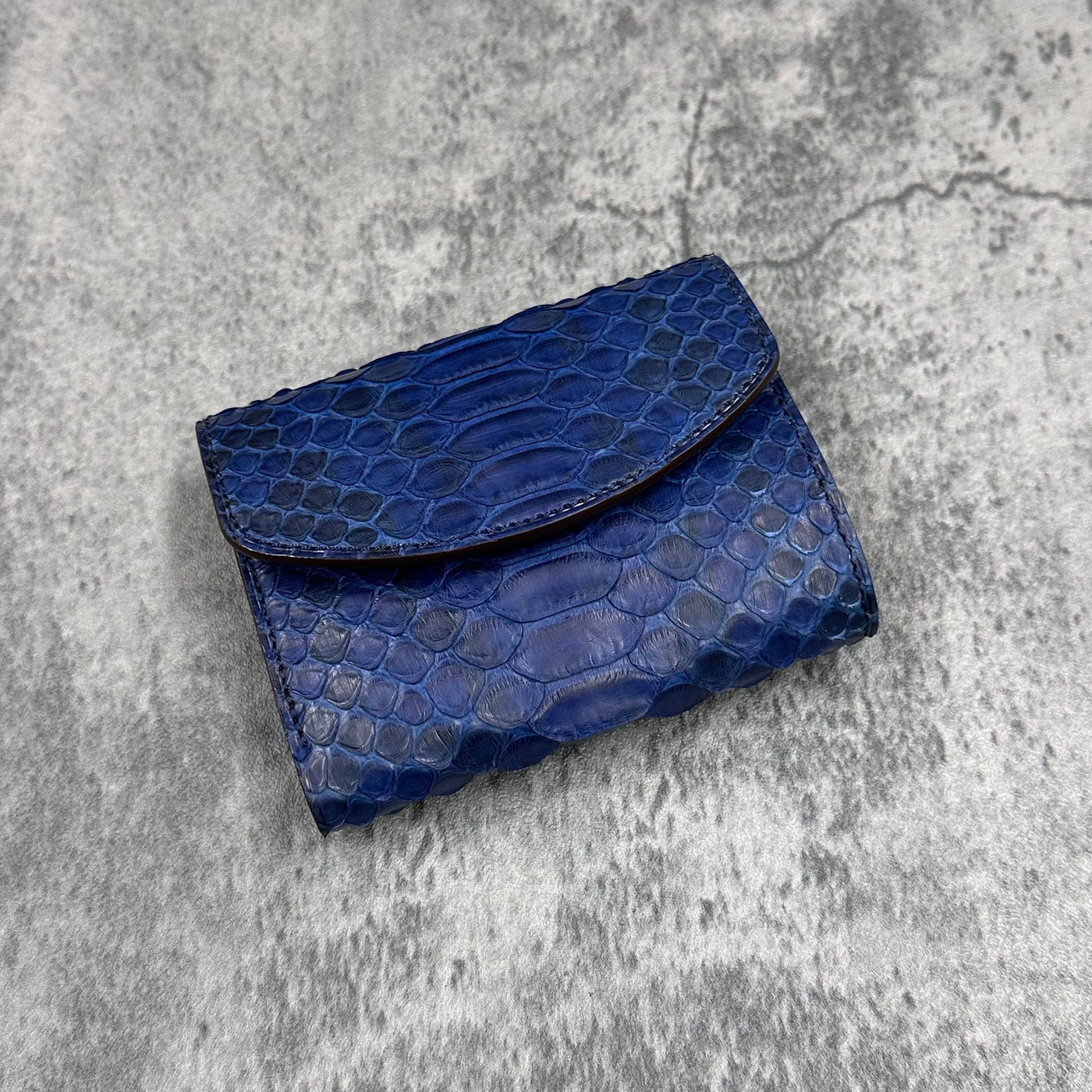クアトロガッティ quattro gatti ダイヤモンドパイソン 財布 紺 パイソン ミニ財布(三つ折り財布) 蛇革 本革 紺 藍染め 品番8214 – Le'sac