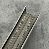 希少なヒマラヤクロコを贅沢に使用したハンドル付きダブルファスナー長財布