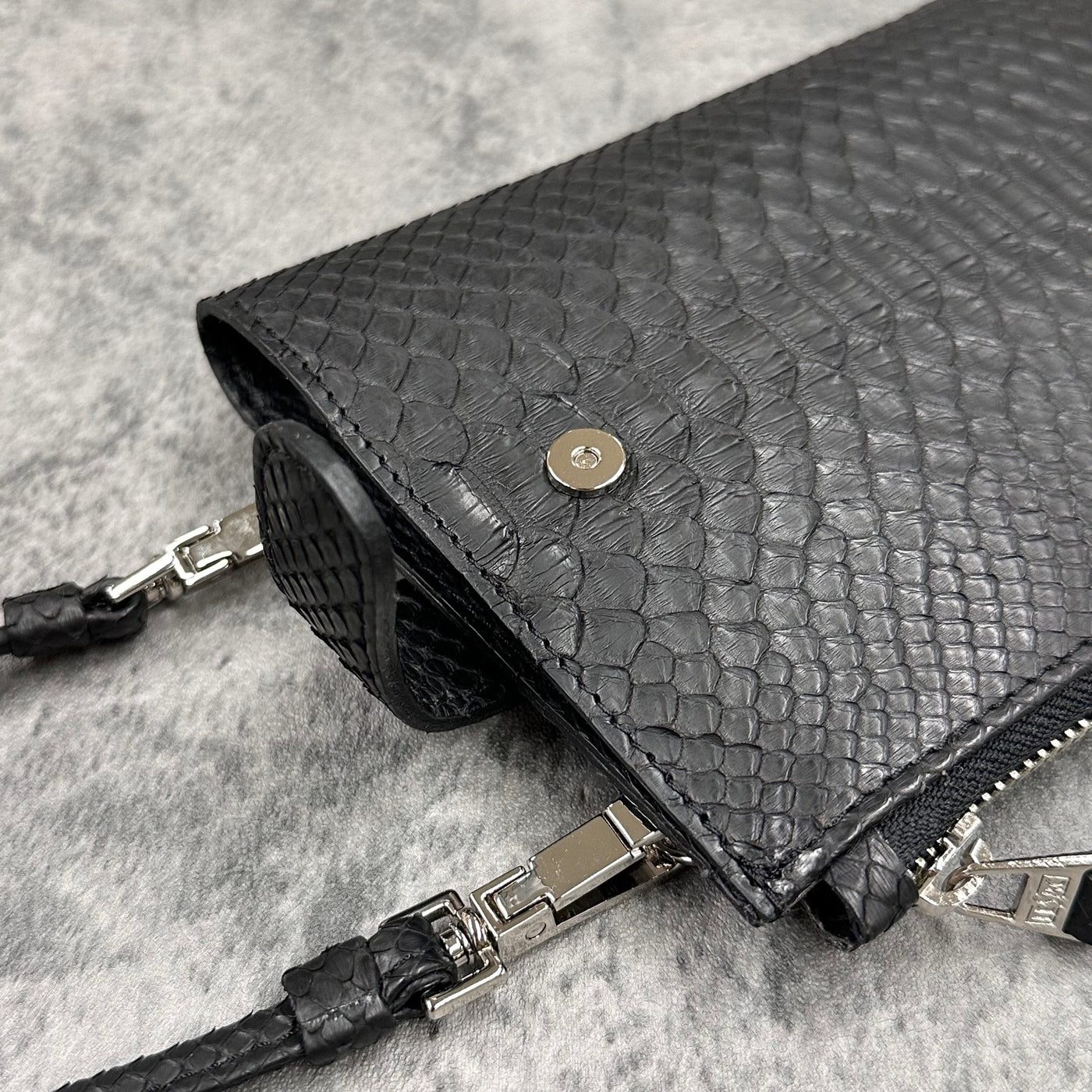 パイソン スマホショルダー 蛇革 本革 黒 ブラック CAPRI – Le