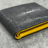 スティングレイの二つ折り財布