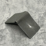スティングレイの二つ折り財布