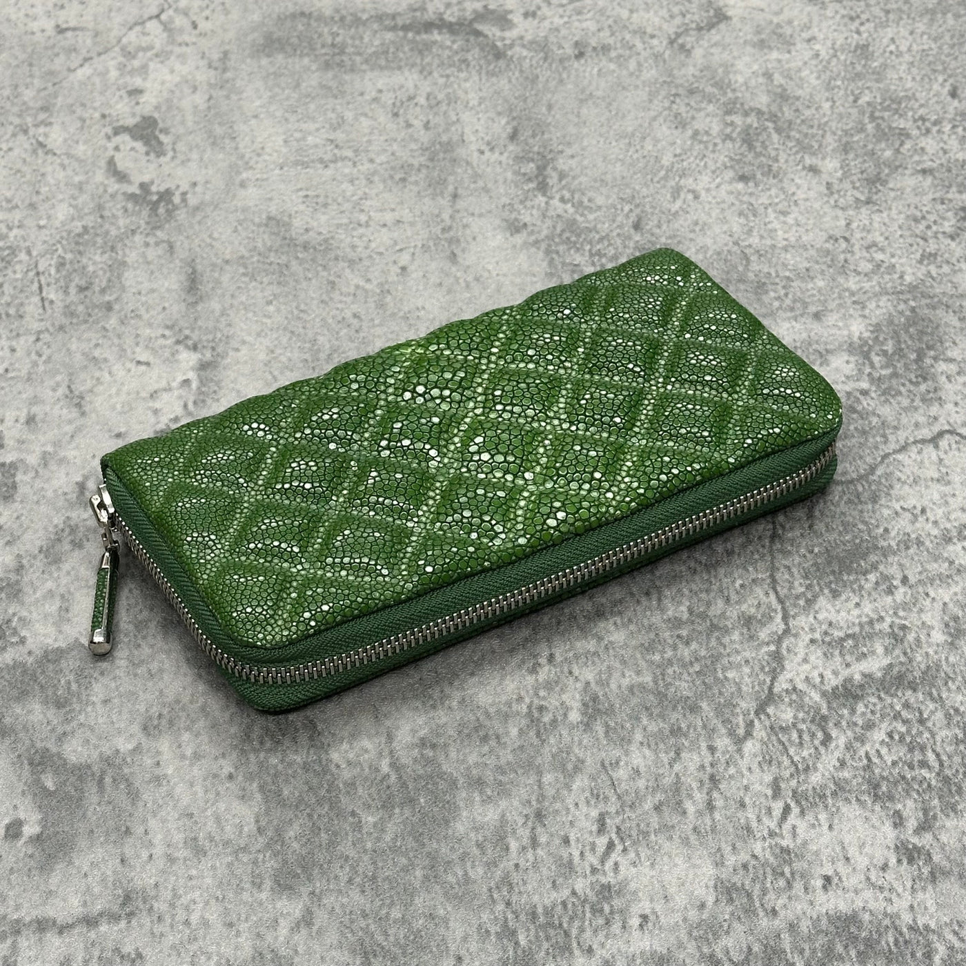 高級皮革　エイ革　スティングレー　ハンドバッグ　ゴールド金具　ライトグリーン スティングレイ 長財布 ラウンドファスナー エイ革 ガルーシャ 本革