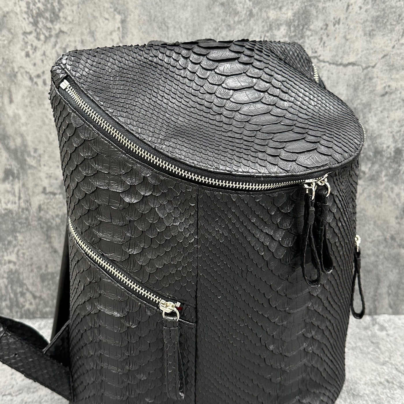 週末価格　美品⭐️JRA認定⭐️リアル パイソン ヘビ革 リュック パイソン バックパック 蛇革 本革 黒 ブラック VOLK – Le'sac