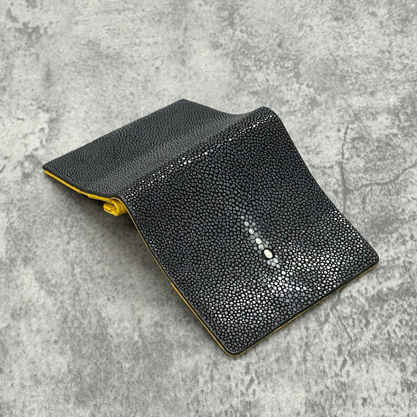 スティングレイ スマートミニ財布 エイ革 ガルーシャ 本革 黒 ブラック