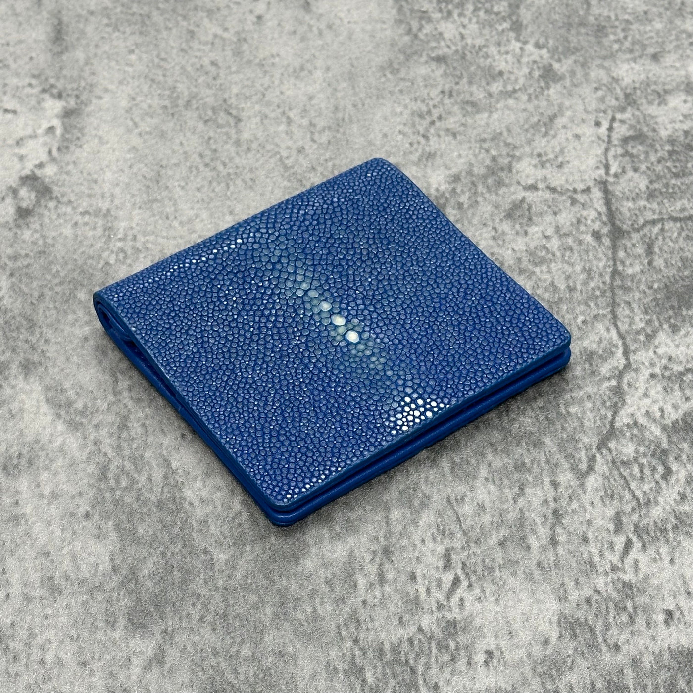 スティングレイ スマートミニ財布 エイ革 ガルーシャ 本革 青 ブルー