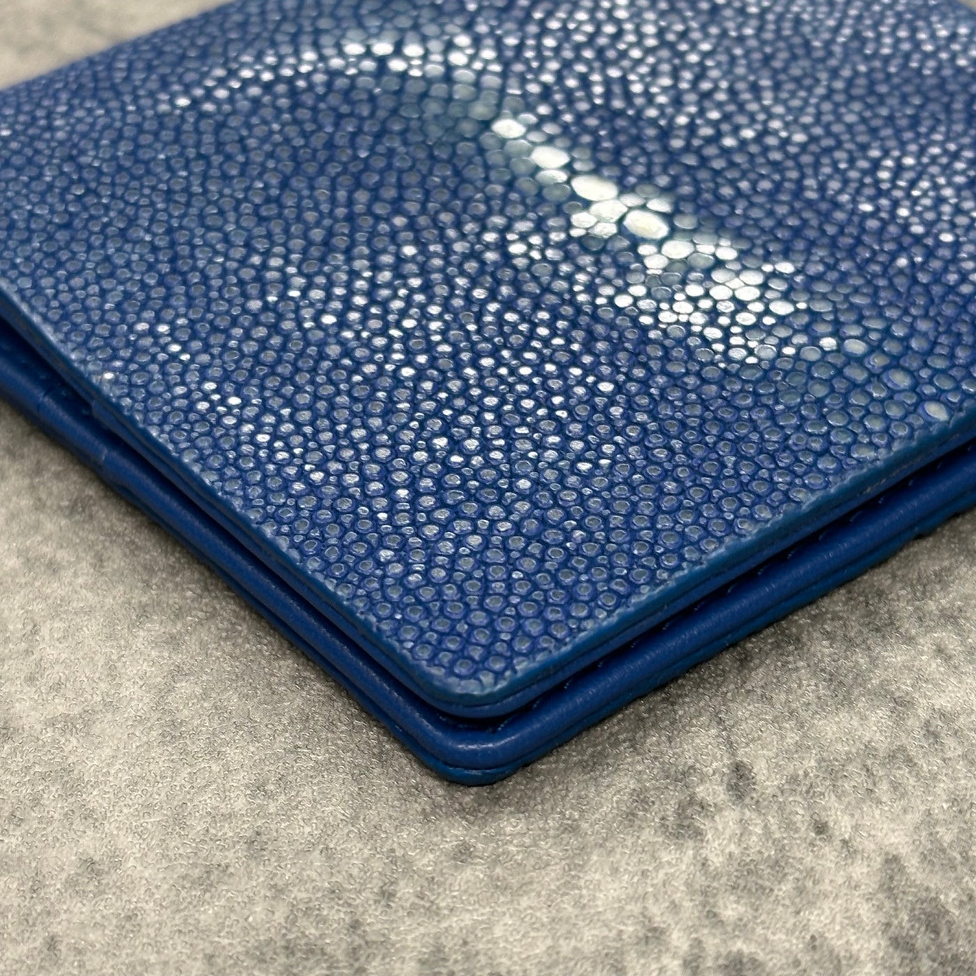 スティングレイ スマートミニ財布 エイ革 ガルーシャ 本革 青 ブルー