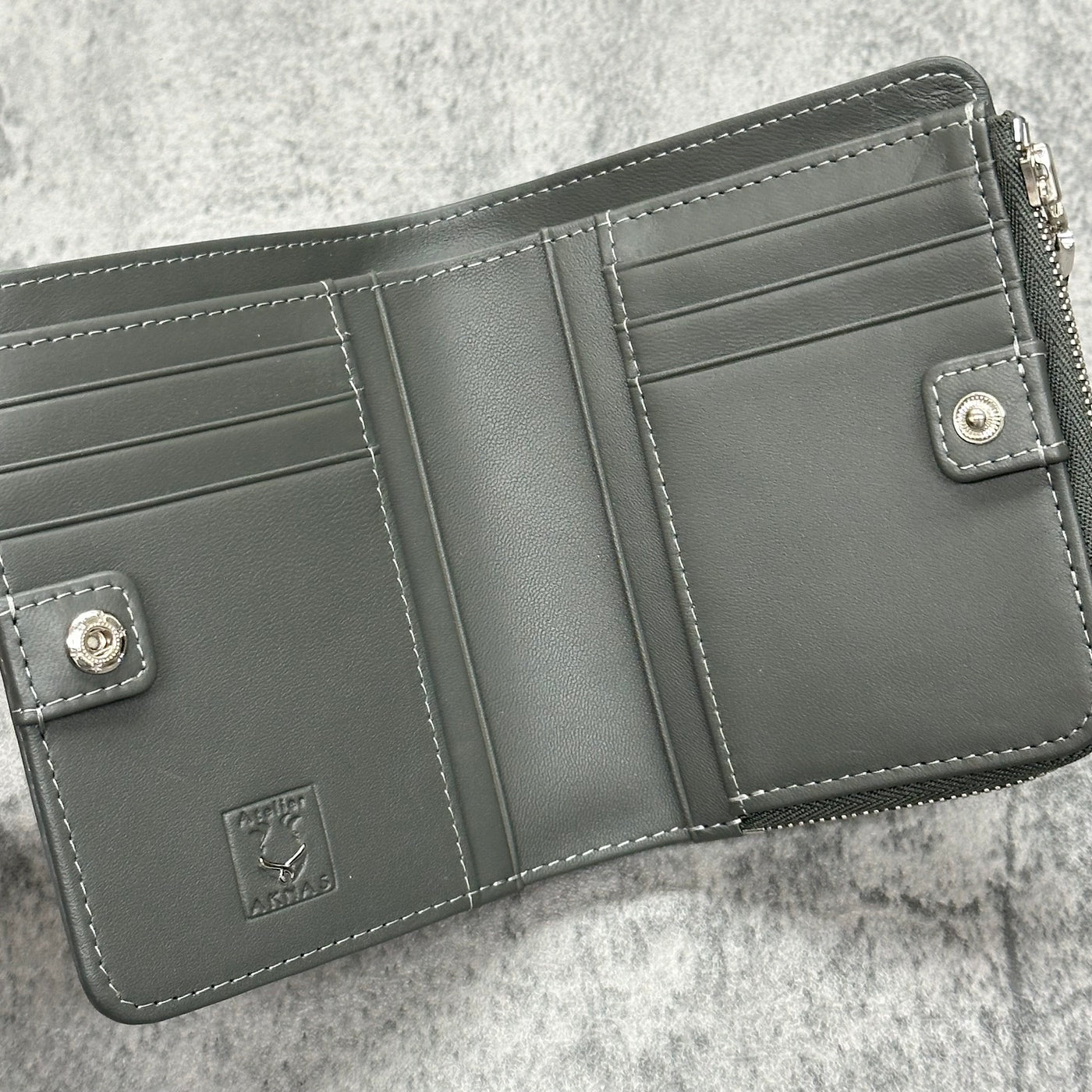 スティングレイ コンパクト財布 エイ革 ガルーシャ 本革 グレー 品番WP