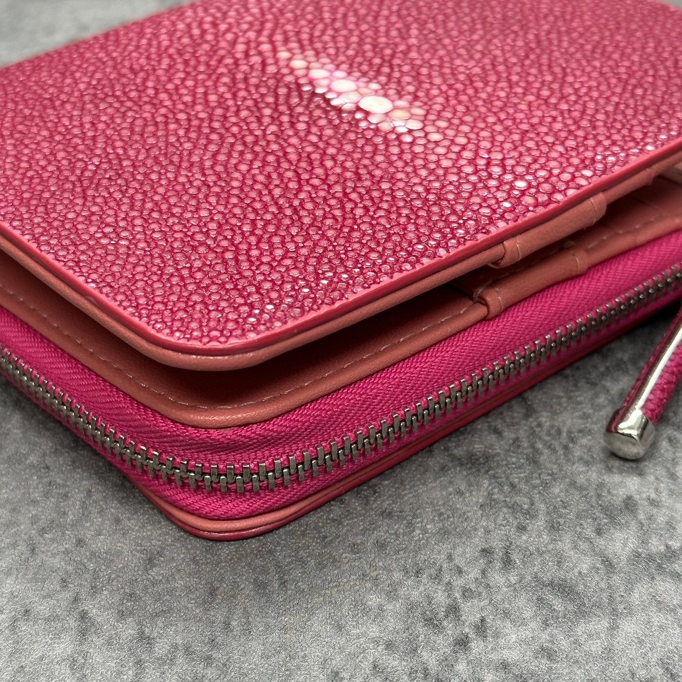 スティングレイ コンパクト財布 エイ革 ガルーシャ 本革 ピンク 品番WP